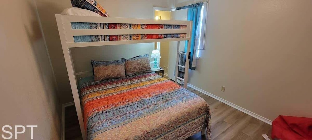Large 3 Bedr Bay Views Pool Great Deck 3 Bedroom Condo