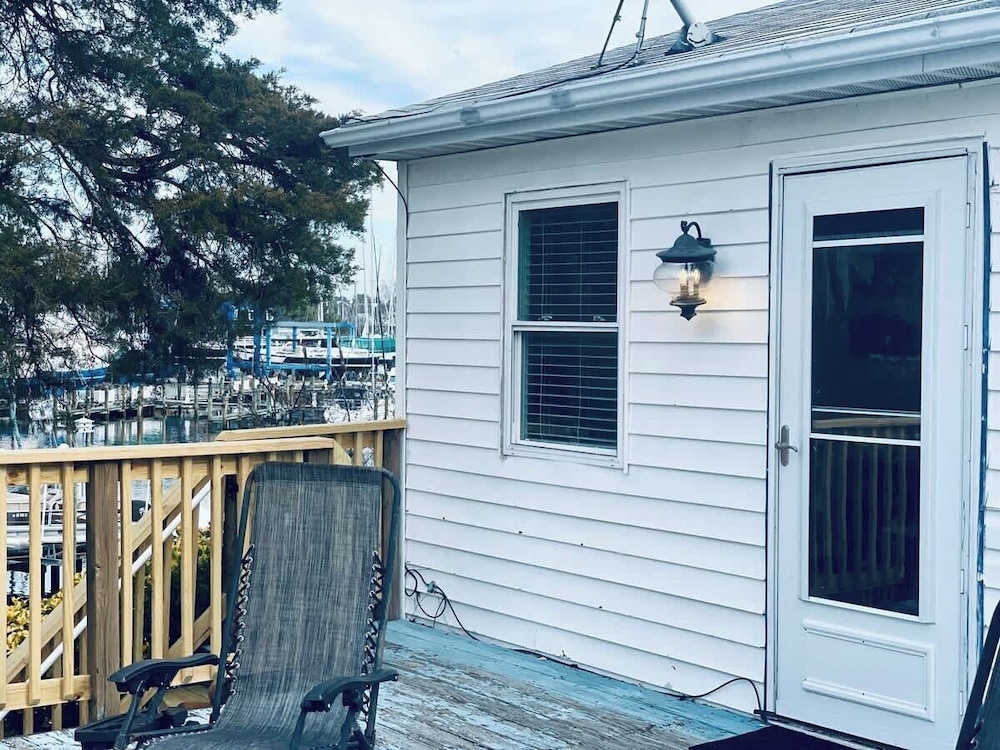 Waterfront Views With King Bed in Solomons Island