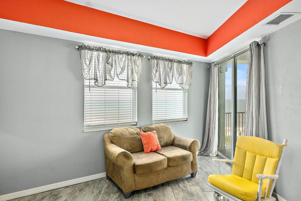 Oceanview Top-floor Penthouse in Surf Club Beach Pool Access