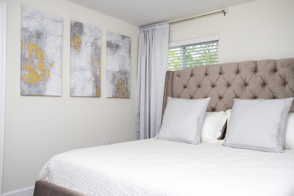 Stunning 5 Bd w/ Pool Close to Disney 8955 - Image 5