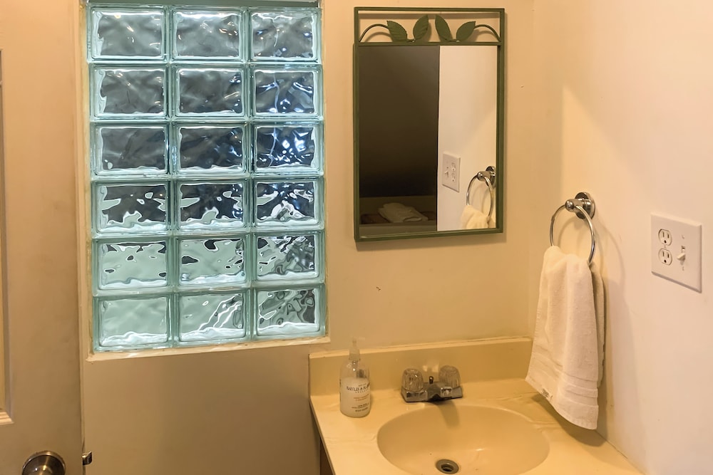 < 1 Mi to Downtown Abq: Historic Manor w/ Patio!