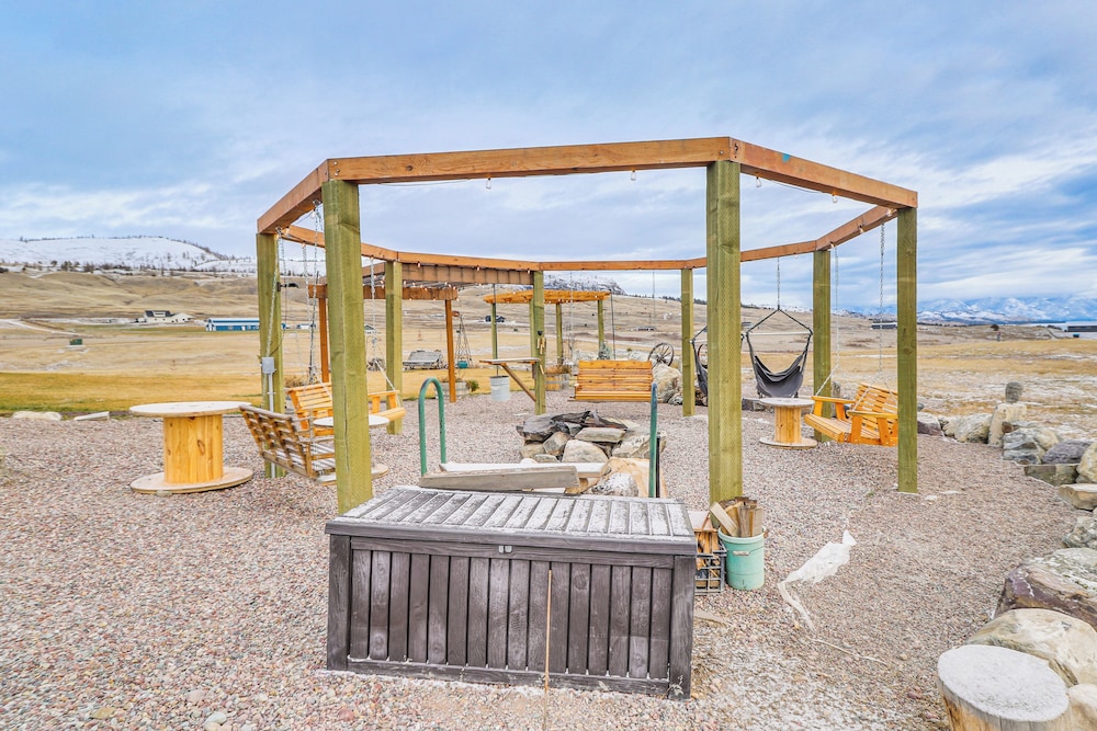 Starry Skies & Mtn Views: Family Retreat in Elmo