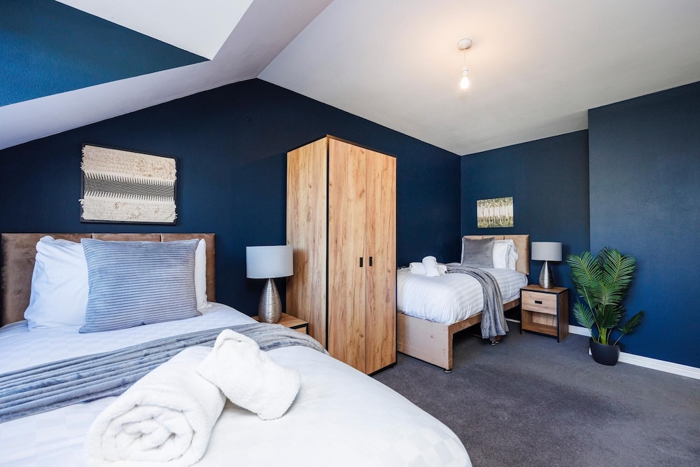 Large 4 Bed Townhouse in Uxbridge Sleeps 9 view 4