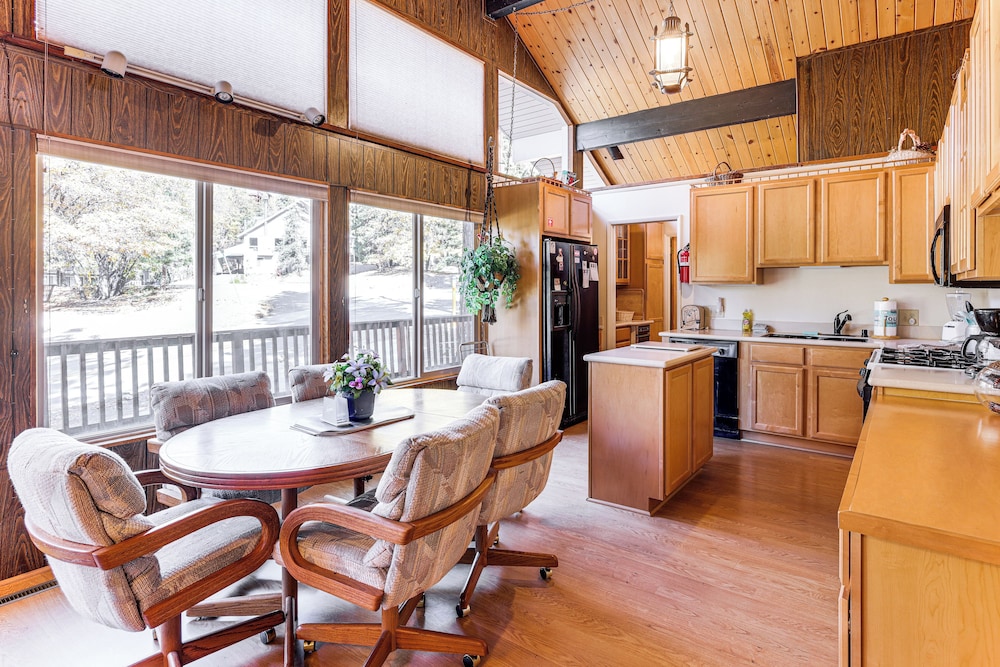 1 Mi to Skiing & Hiking: Big Bear Cabin