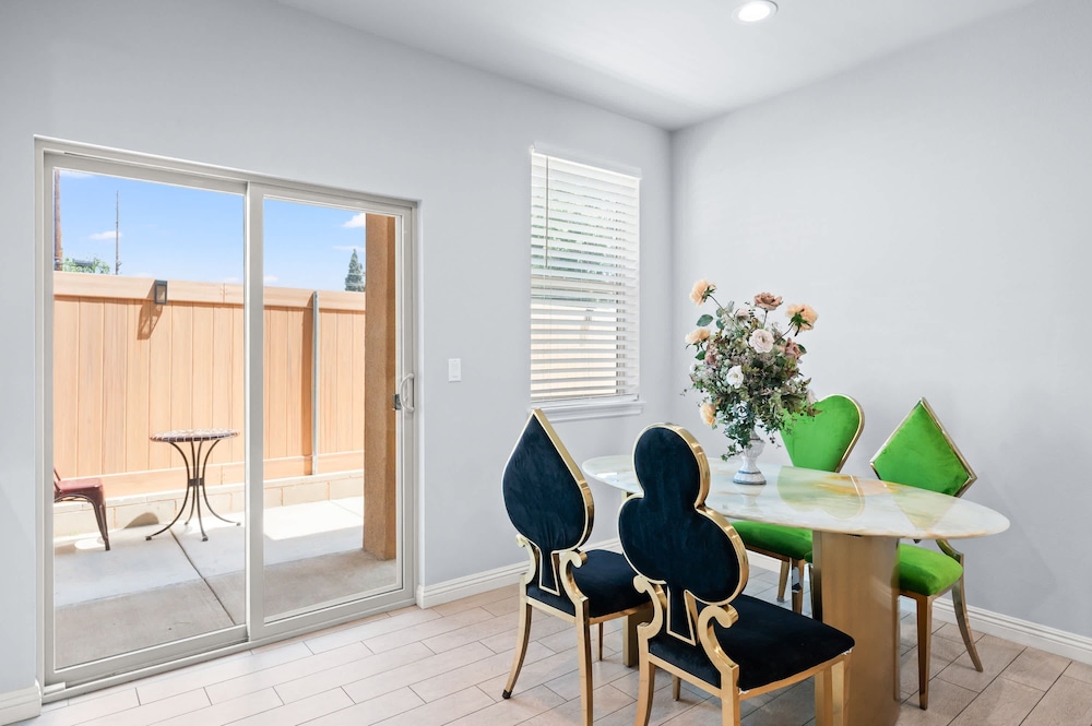 Modern Spacious Home Bright Family Group Friendly