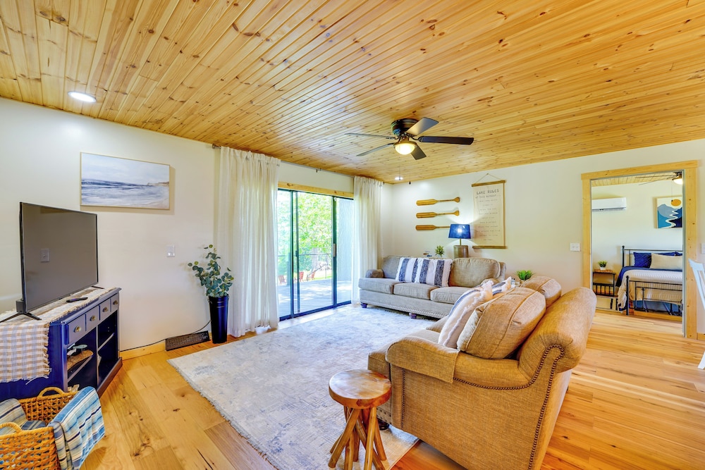 Near Table Rock Lake: Family Home w/ Deck & Views