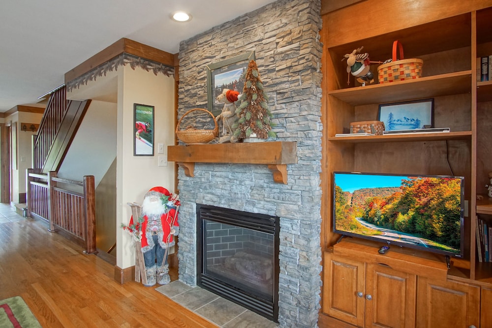 Camp 4 # 11: 3 Bedrooms + Bonus Sleeping Den, 3.5 Baths: Slope Side