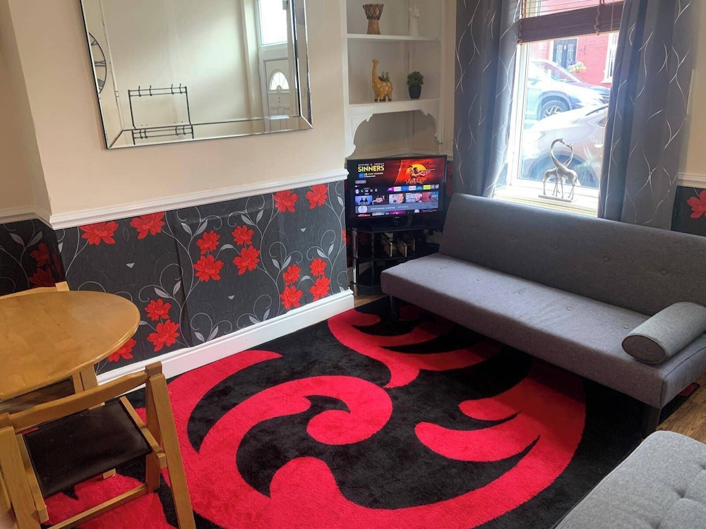 By the Sea, Sleeps 4-6, Private Patio, Nearbeach, Seasideretreat, Train to Liverpool or Chester is a hop Skip and a Jump Away