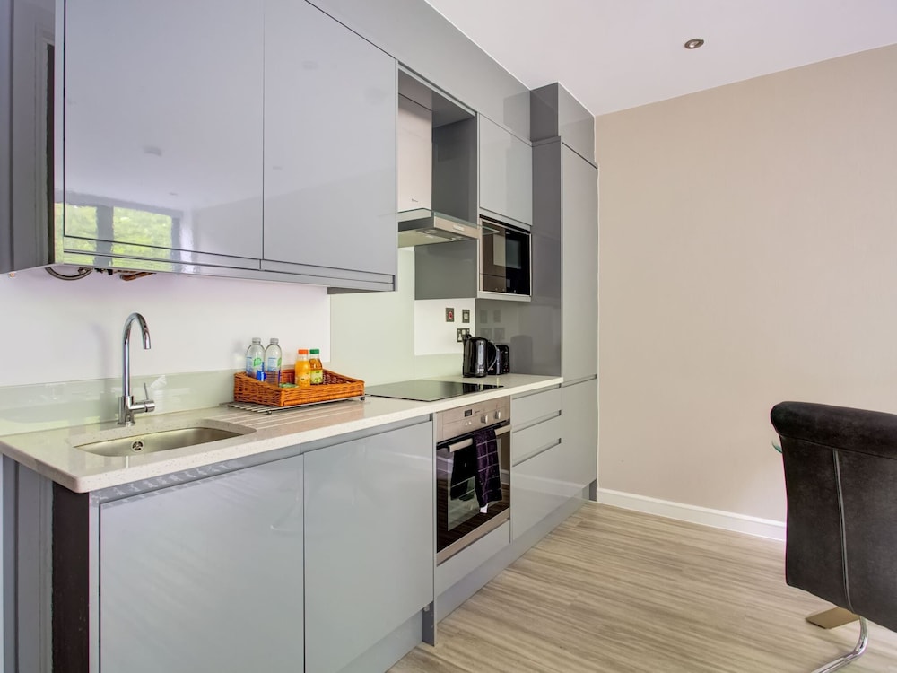 Simplistic Apartment in Milton Keynes Near Willen Lake view 5