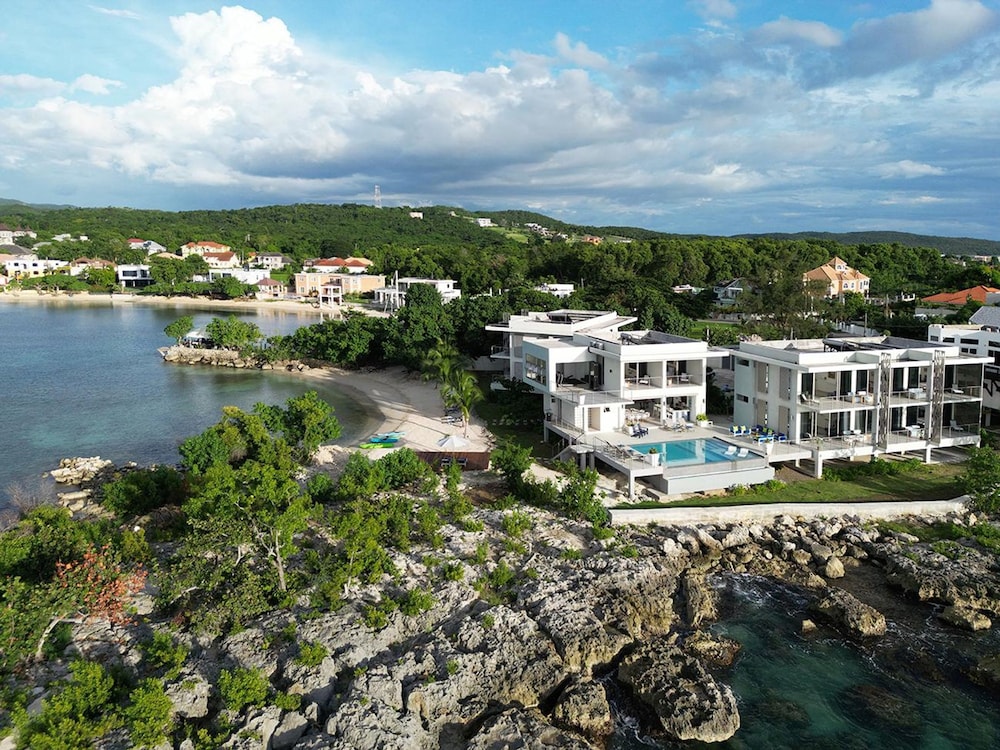 Santosha Whitehouse JM - 10 Bedroom Villa w Private Beach