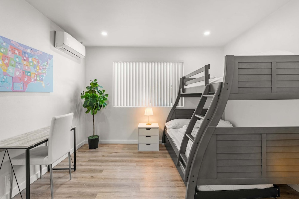 Foothills Oasis w Private Balcony Free Parking 3