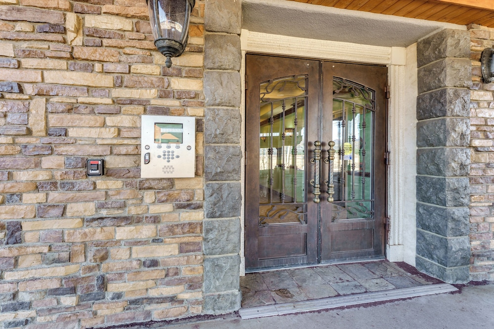 Near Hiking & Biking: Mtn-view Condo in Angel Fire