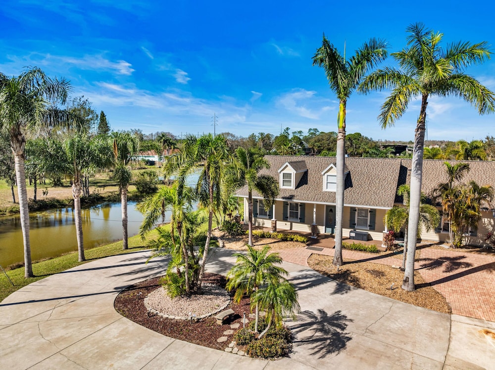 Luxe Waterfront Hideaway w Pool & Pirate Ship Dock