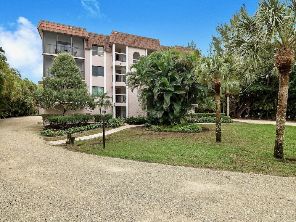 Shorewood Condos by Dream Vacation Rentals