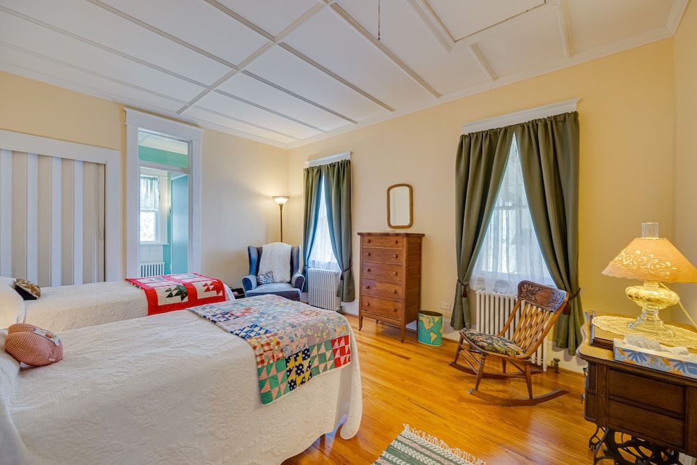 Country Getaway in Kinsale: Sunroom, Pond Access! view 3