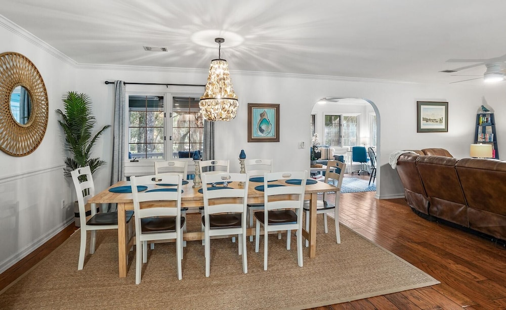 Beautifully Updated, Dog Friendly 4-bed, 4-bath Home Near Beach