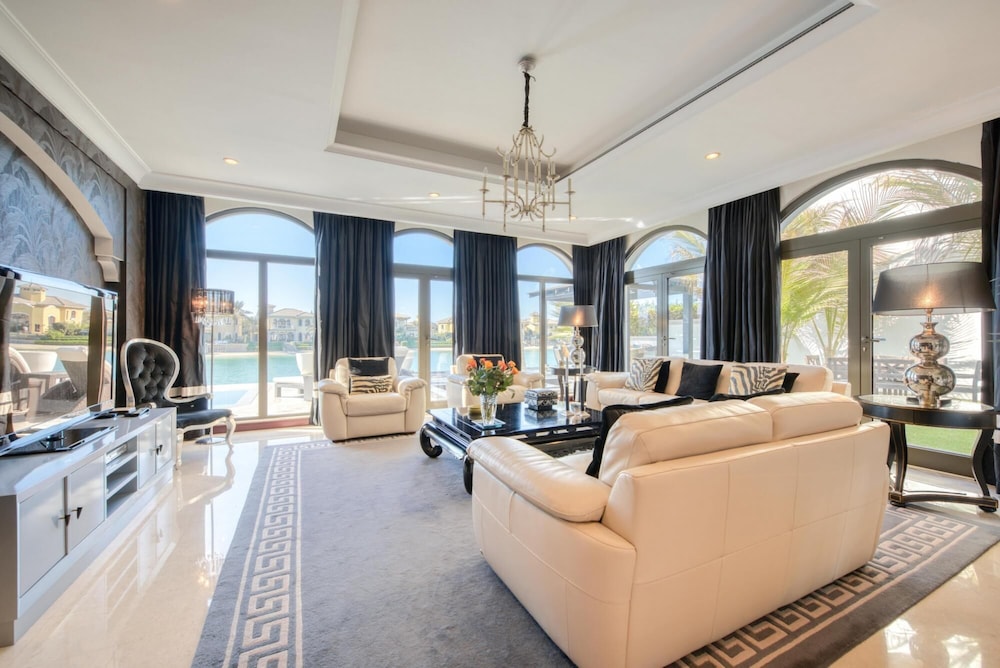 Glamourous Beachfront Villa on The Palm w Pool