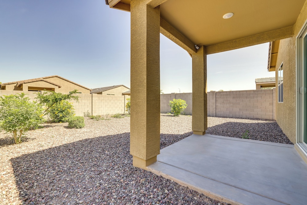 10 Mi to Downtown: Suburban Phoenix Home