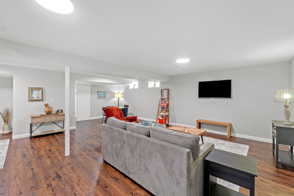 Modern Home W/garage Near SLU JZ Vacation Rentals