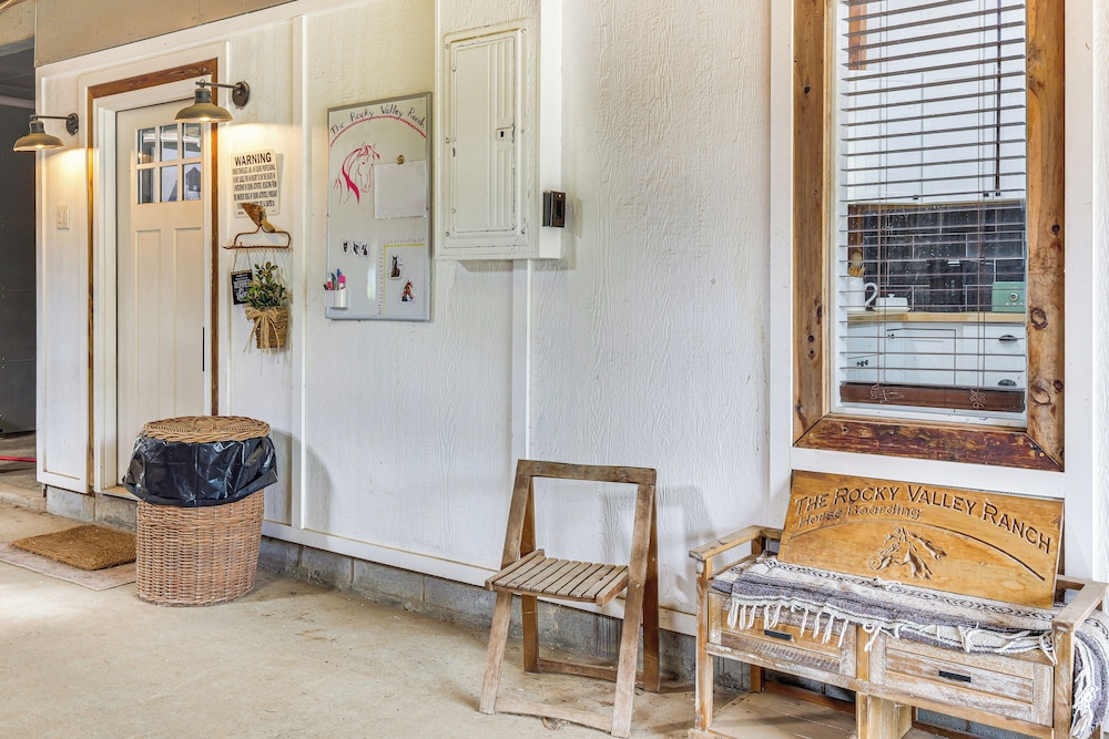 Luxe Stable Suite: Farm Stay in Lebanon!