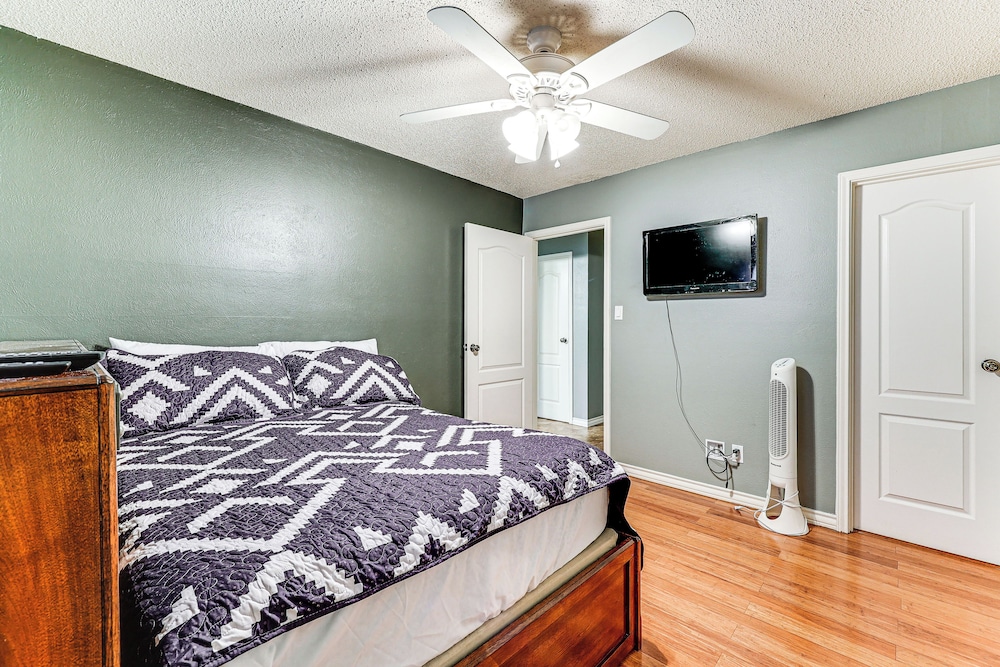 3 Mi to Downtown Mcallen: Quiet Home w/ Pool