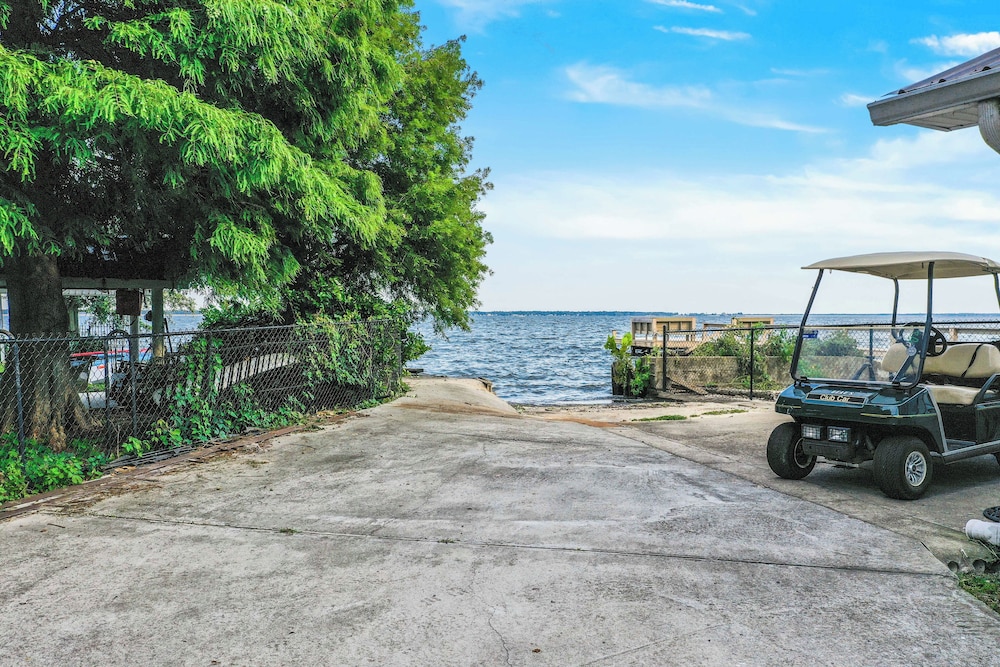2BR Lakefront Getaway w/ Dock & Boat Launch