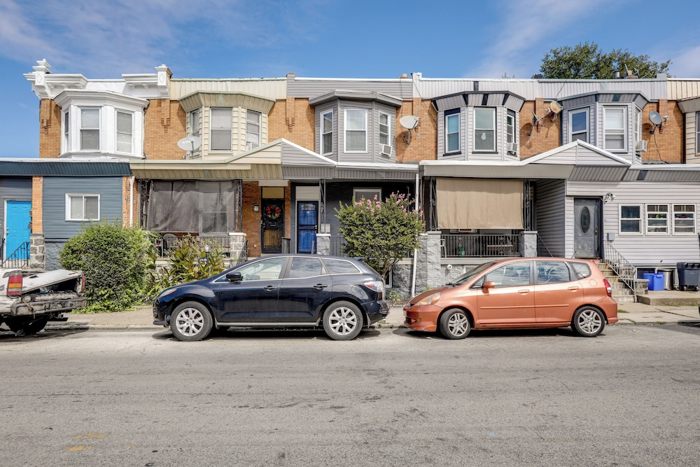 Private Backyard Jawn! Multi-level Philly Rowhouse
