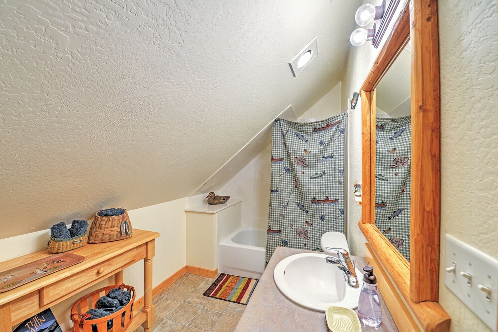 Klamath Falls Vacations - Bright Klamath Falls Cabin w/ Deck Mtn Views! - Property Image 16