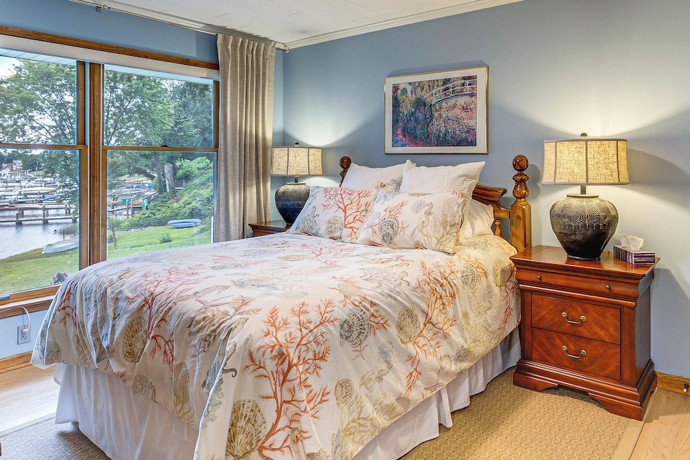 Patio & Water Views: Serene Bohemia River Escape!