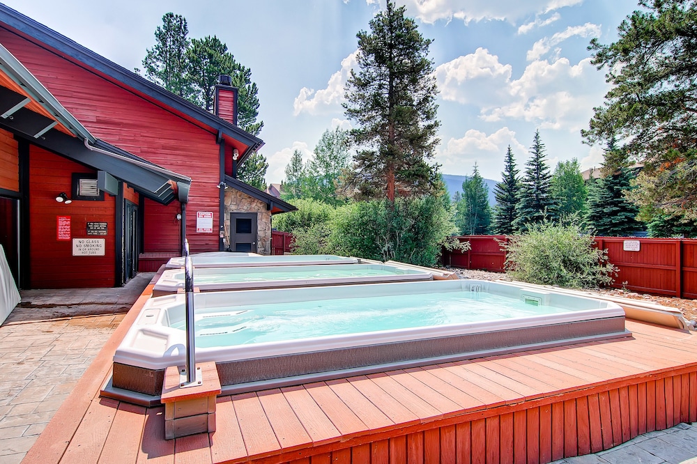 Mountainside Condominiums by CRMR