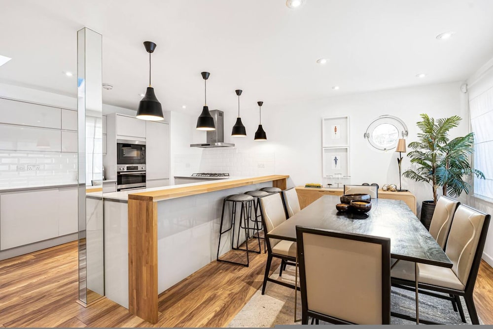 4-bed House Next To Harrods Pont Street Mews