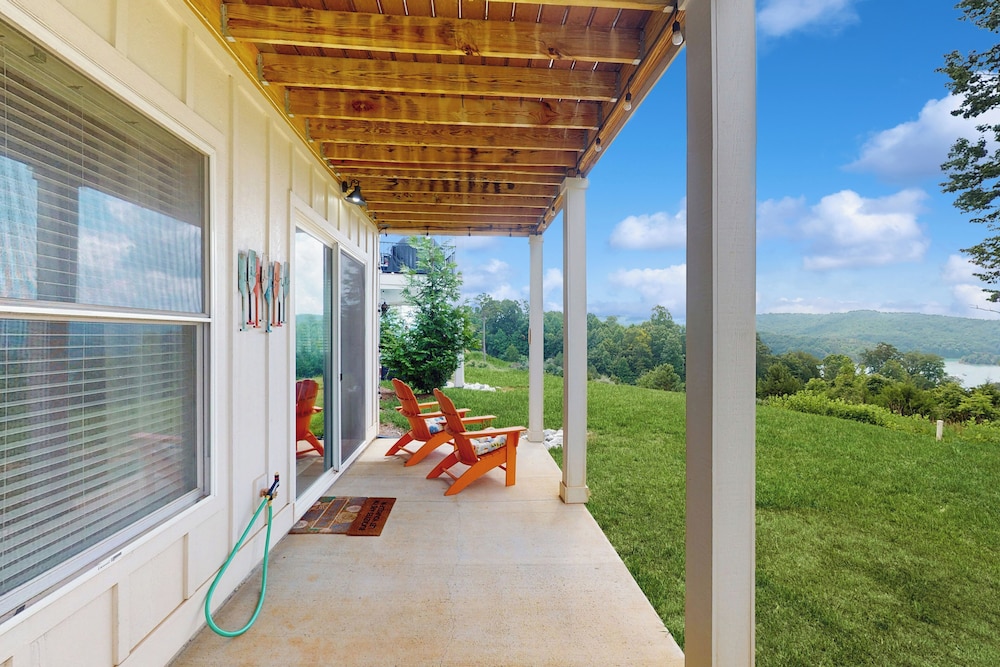 3 BR Home w/ Decks & Lake Views!