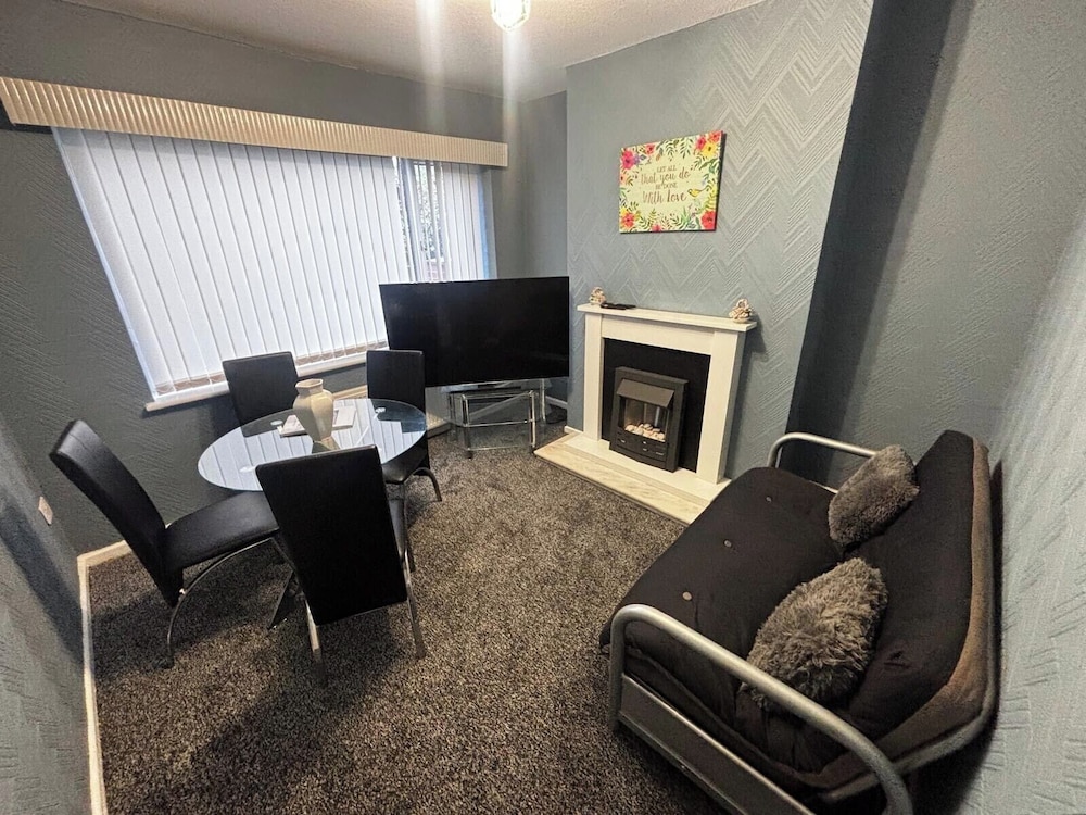 Housesleeps9-fireplace-garden-bbq-tv