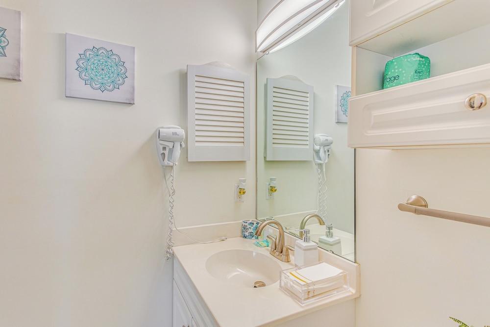 Swim, Putt & Play: Central Condo in Myrtle Beach!