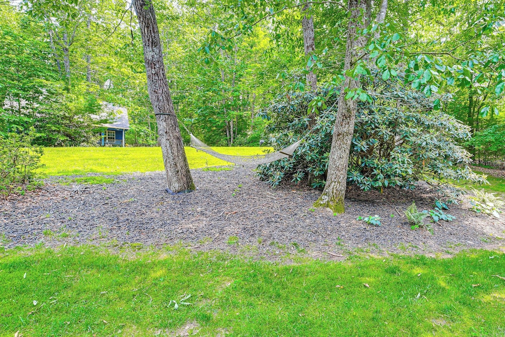 Blue Ridge Mtns Retreat w/ Views, 1 Mi to Parkway!