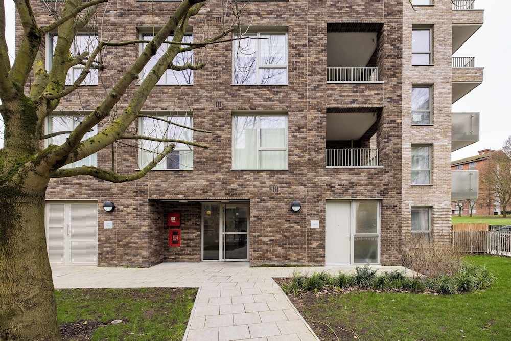 Sophisticated 2 Bed Flat with Balcony in Acton