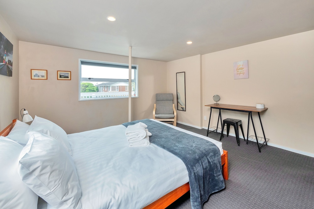 Sunny Three Bedroom Pakuranga Delight view 3