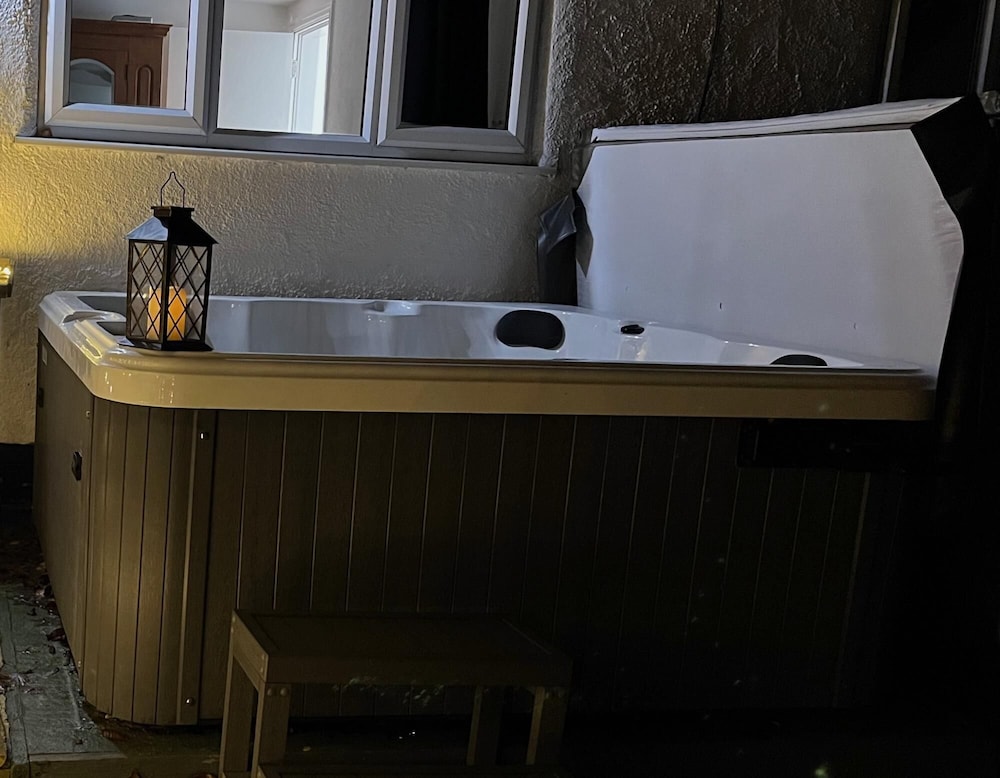 The Hideout With Hot Tub Buxton view 3