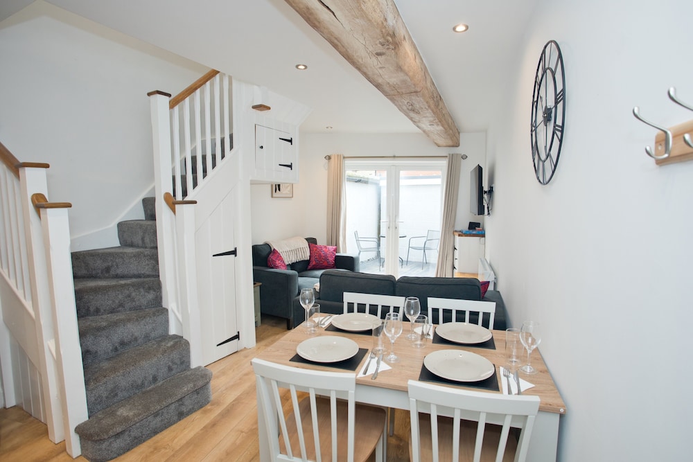 2br-central-15minwalktobeach-freeparking-wifi