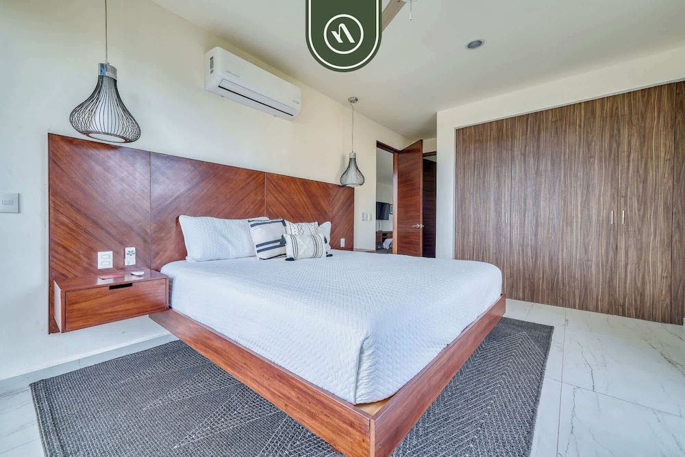 Oceanview 3 BR Condo Near the Beach - Pool