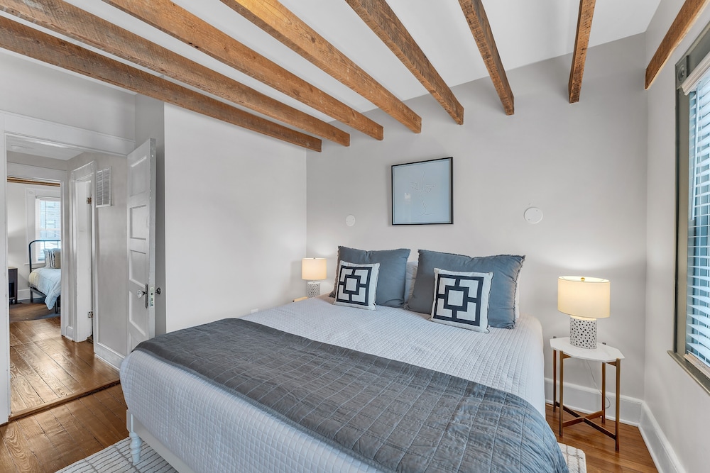 Chez Old Town Walk To Shops Metro & Waterfront 2 Bedroom Townhouse