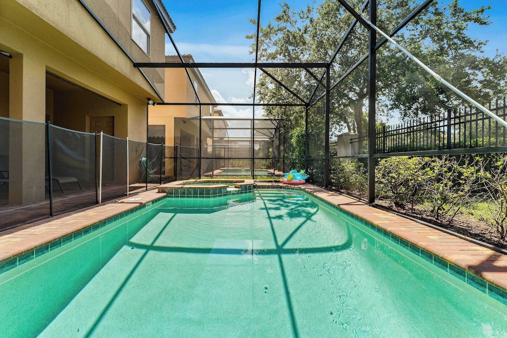 Loft & Leisure Villa 6 Bdrs!