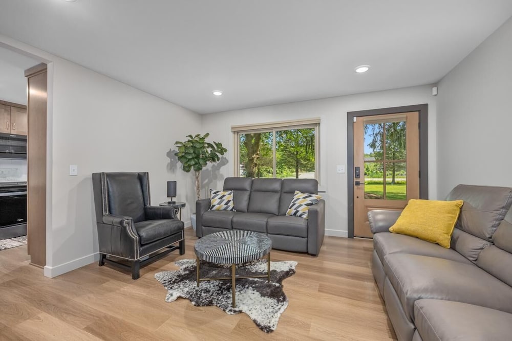 The Pines-pets,across From Ivy Center EC, Town!