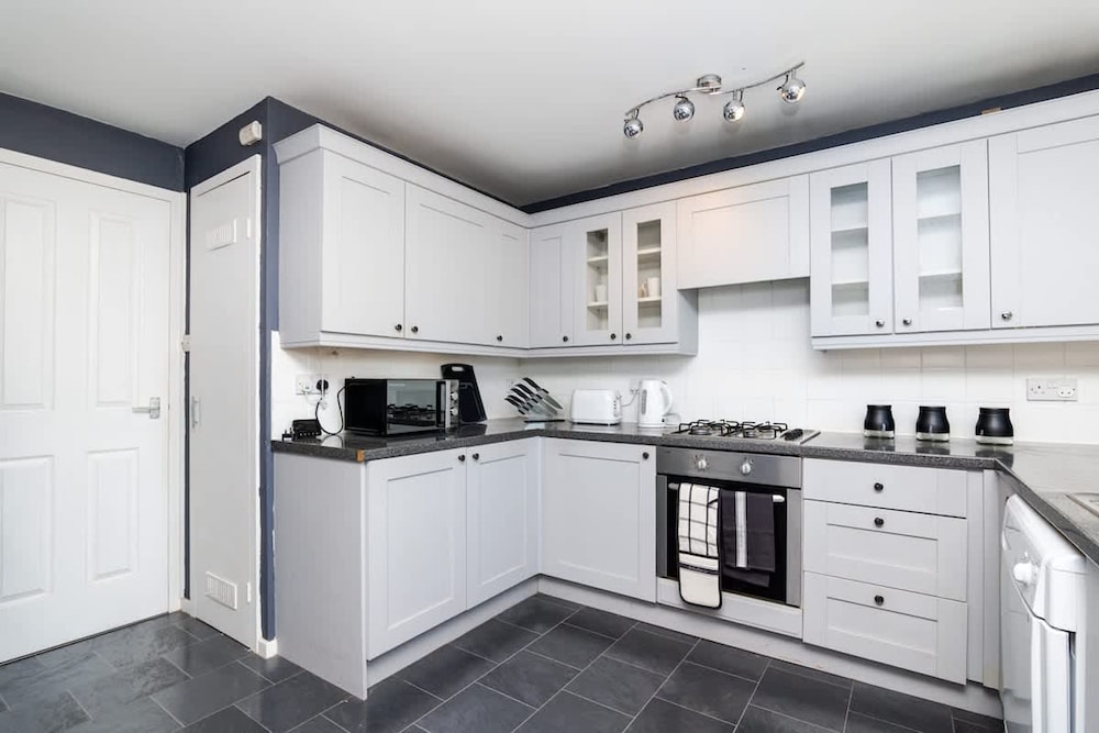 2 Bedroom Flat - Free Parking