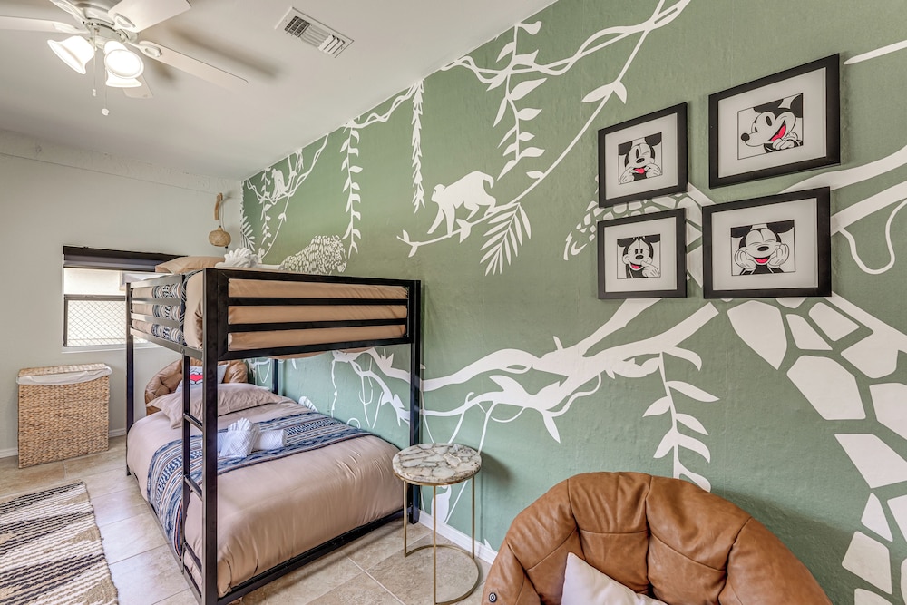 Hot Tub & Movie Theater: Family Oasis in Kissimmee