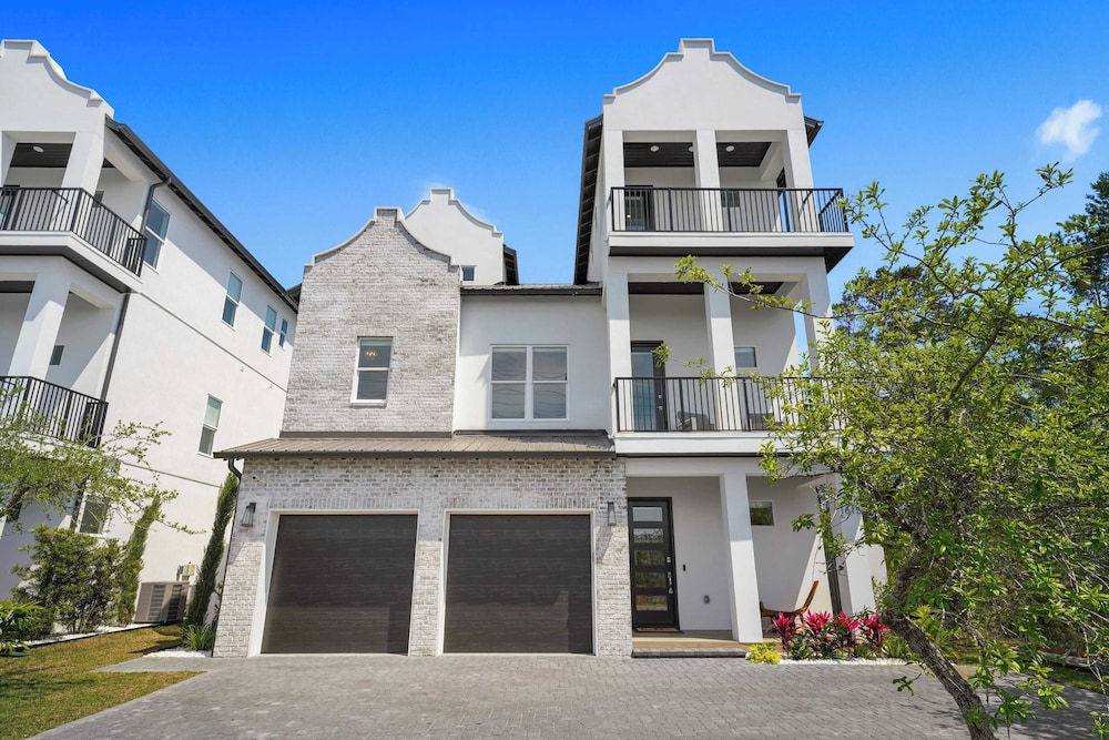 Sleeps 39 2 Luxe Homes w/ Free Golf Cart, Private Pool+spa 3 Blocks to Beach