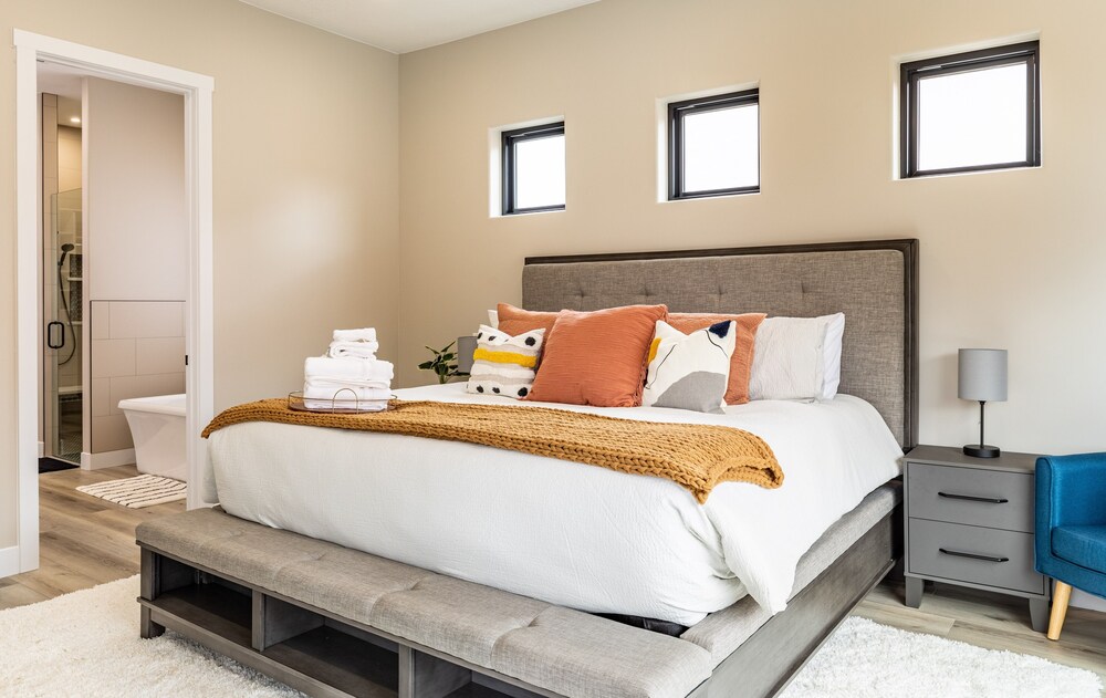 Sunshine Retreat 2 Bedroom Home by RedAwning view 3