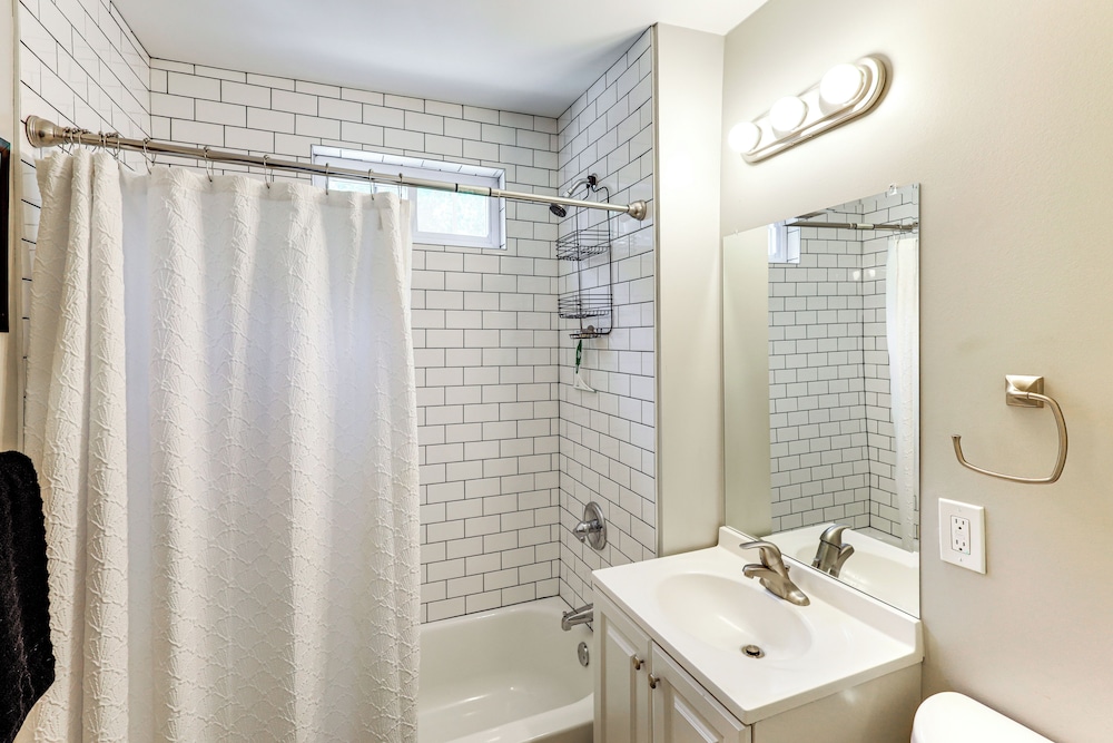 4 Mi to Dtwn Omaha: Spacious Home w/ Fenced Yard!