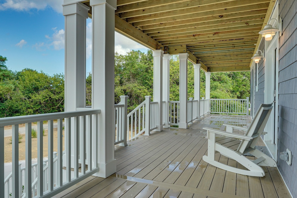 Walk to Beach: Southern Shores Retreat w/ Hot Tub