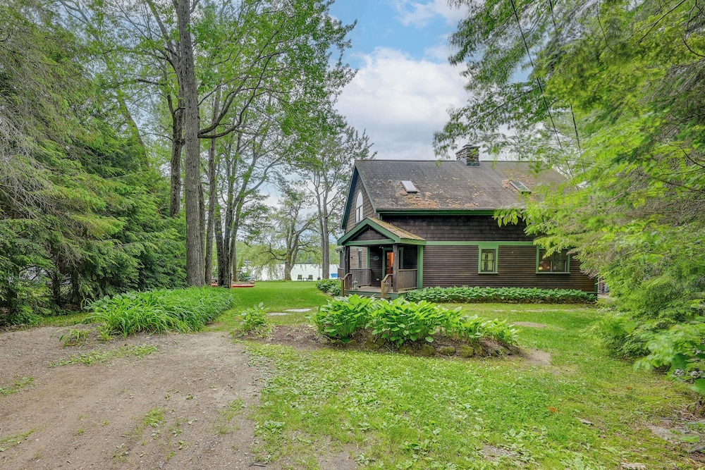 Lakefront Westhampton Cabin w/ Beach + Kayaks!